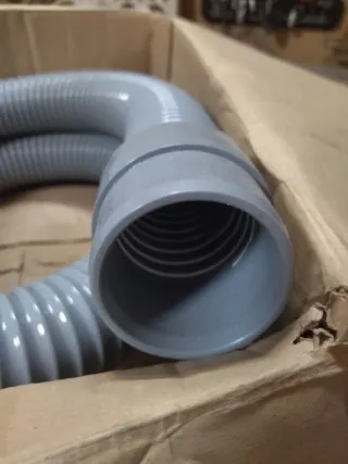 Manguera aspiración fregadora hombre a bordo