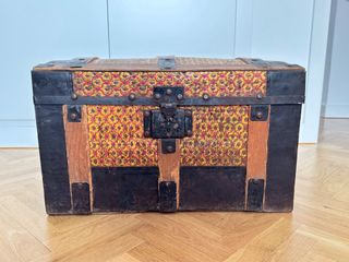 Pequeño baúl antiguo decorado. No se envía