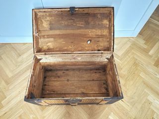 Pequeño baúl antiguo decorado. No se envía