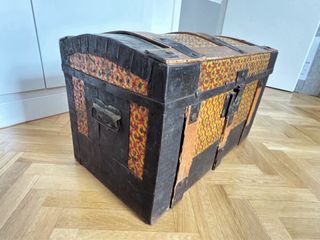 Pequeño baúl antiguo decorado. No se envía