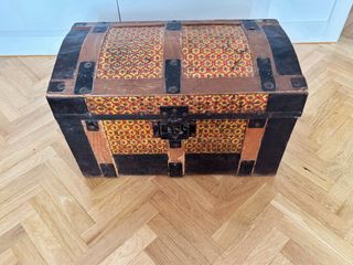 Pequeño baúl antiguo decorado. No se envía