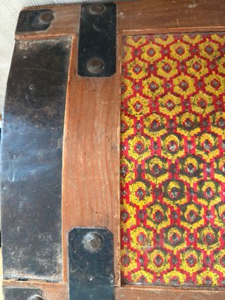 Pequeño baúl antiguo decorado. No se envía