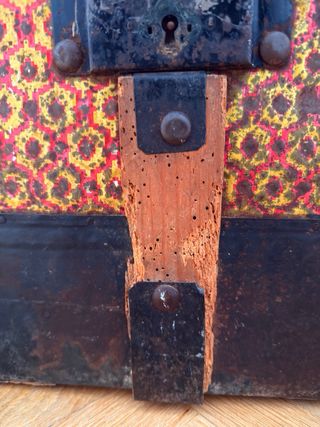 Pequeño baúl antiguo decorado. No se envía