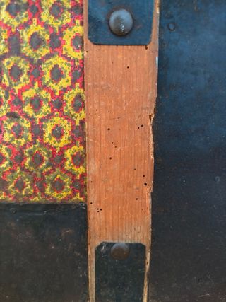 Pequeño baúl antiguo decorado. No se envía