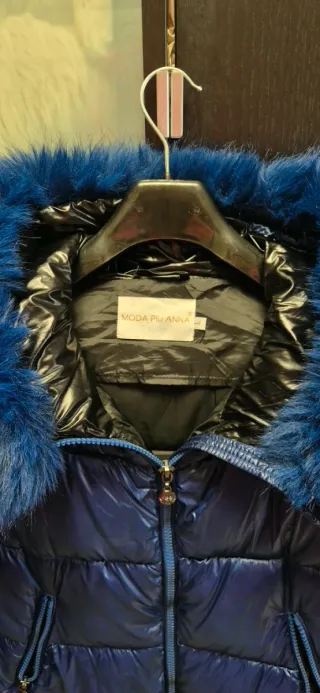 Cazadora azul con capucha