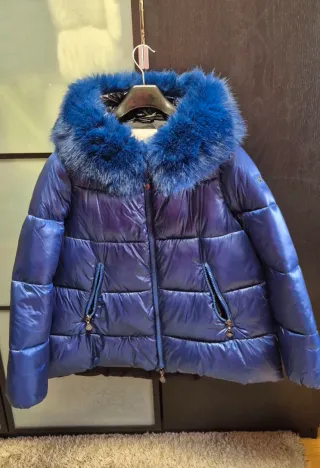 Cazadora azul con capucha