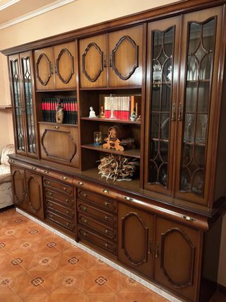 Mueble de salón de madera y cristal