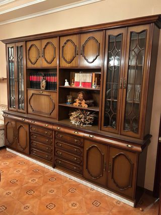 Mueble de salón de madera y cristal