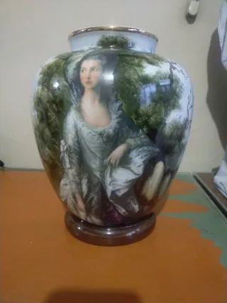 Jarrón de porcelana con escena pintada vintage