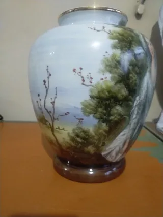 Jarrón de porcelana con escena pintada vintage