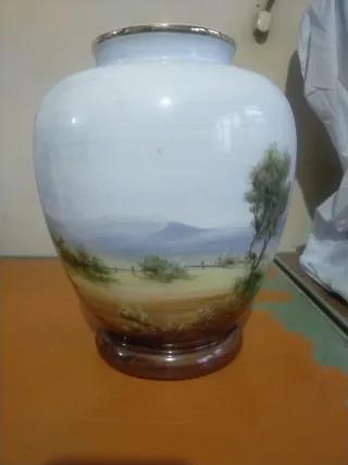 Jarrón de porcelana con escena pintada vintage