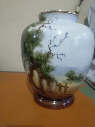 Jarrón de porcelana con escena pintada vintage