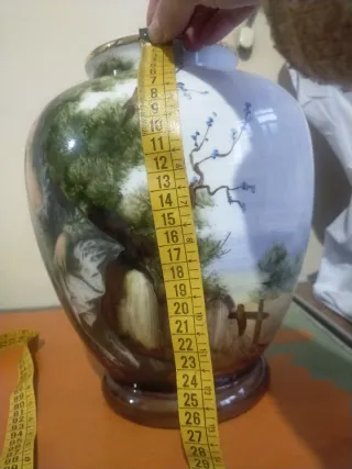 Jarrón de porcelana con escena pintada vintage