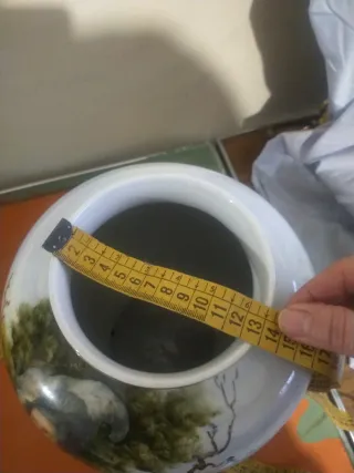 Jarrón de porcelana con escena pintada vintage