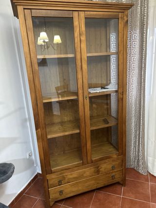 Vitrina de madera con puertas de cristal