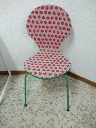 Silla de madera con estampado de fresas