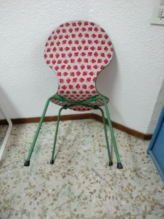 Silla de madera con estampado de fresas