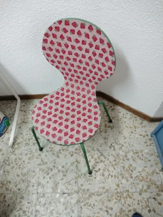 Silla de madera con estampado de fresas