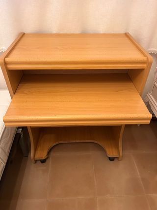 Escritorio de madera con ruedas