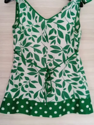 Top verde y blanco estampado hojas