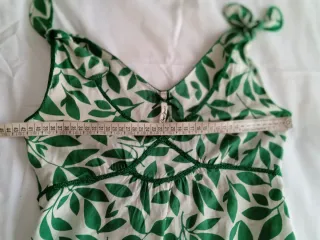 Top verde y blanco estampado hojas