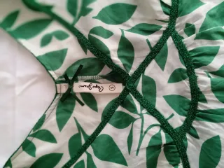 Top verde y blanco estampado hojas