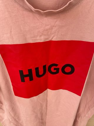 T-shirt Hugo Boss rosa con logo rosso