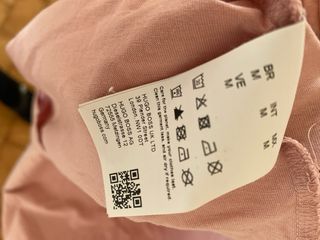 T-shirt Hugo Boss rosa con logo rosso