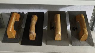 Llanas de albañilería con mango de madera