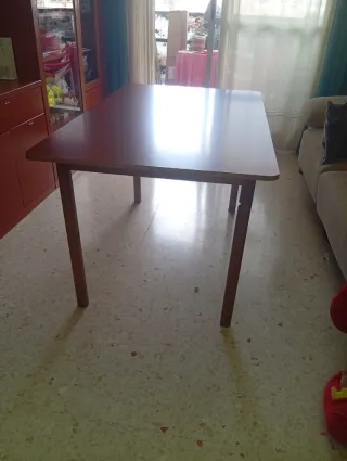 Mesa rectangular de madera y cristal