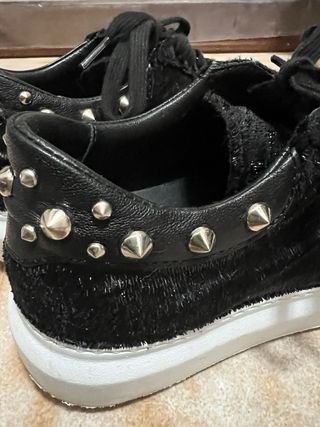 Scarpe nere effetto lurex con borchie