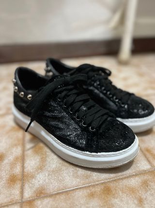 Scarpe nere effetto lurex con borchie