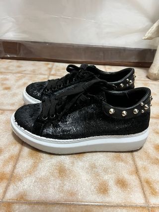 Scarpe nere effetto lurex con borchie