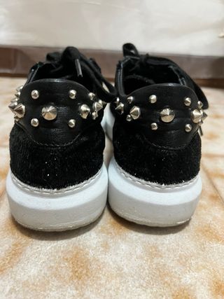 Scarpe nere effetto lurex con borchie