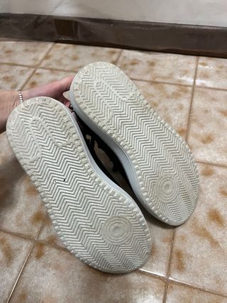 Scarpe nere effetto lurex con borchie