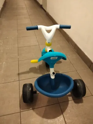 Triciclo infantil azul y blanco