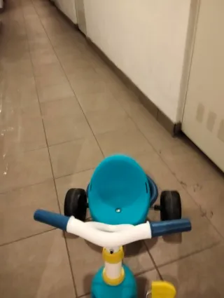 Triciclo infantil azul y blanco