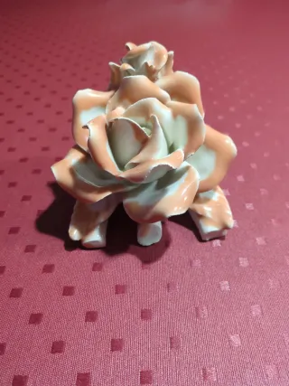 Rosa de porcelana hecha a mano. Antigua