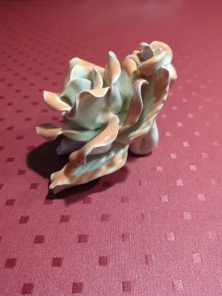 Rosa de porcelana hecha a mano. Antigua