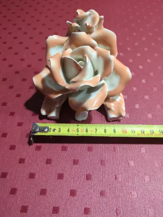 Rosa de porcelana hecha a mano. Antigua