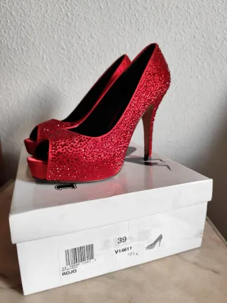 Zapatos de tacón rojos brillantes talla 39