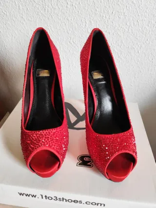 Zapatos de tacón rojos brillantes talla 39