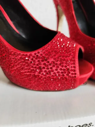 Zapatos de tacón rojos brillantes talla 39