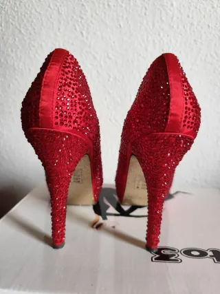Zapatos de tacón rojos brillantes talla 39