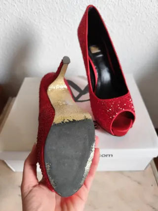 Zapatos de tacón rojos brillantes talla 39