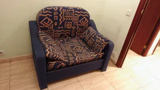 Sillón azul con estampado naranja
