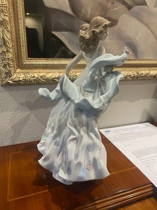 Figura Lladró Porcelana Mujer con Pájaro