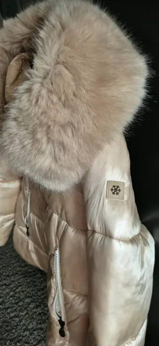 Cazadora con capucha y pelo beige