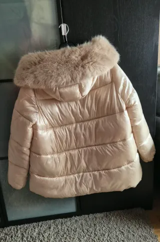 Cazadora con capucha y pelo beige