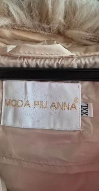 Cazadora con capucha y pelo beige